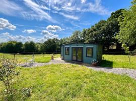 Peaceful eco glamping cabin, glamping site in Pauntley