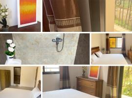 La MAISON BLANCHE - A - CENTRAL - CALME - WIFI - White Butterfly Hostel, hotel in Dakar
