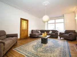 Rochester - Large Private Lounge - Bedroom With En Suite Shower - Large Dining Area - Kitchen - Very Close To Town Centre - Wifi - Off Street Parking