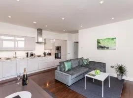 Elite flat near shopping areas and restaurants with parking