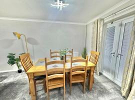 Lovely spacious 4 bedroom Home in Ashford, hotel in Ashford