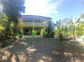 Peyo’s House (Swimming Pool,Wi-Fi,BBQ,Board Games), hotel v destinaci Hone Creek