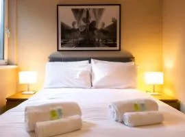 The Titanic -1bd Trendy Ap -Gold Short Term Stays