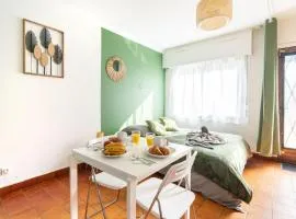 Charmant studio avec terrasse, Gare à 200m et parking gratuit