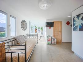 Port-Valais में AidArt, बीच होटल