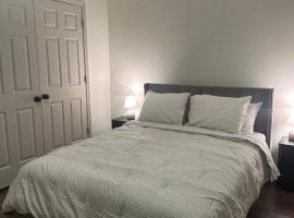 Minutes from all attractions!，位于约翰逊城的酒店