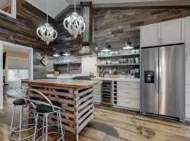 The Fifth - Stunning Luxury Rental in Downtown Highlands NC