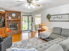 Large Yard and Basketball Hoop Murfreesboro Home!, hotel em Murfreesboro