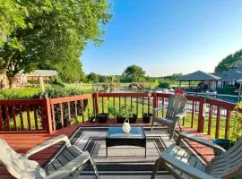 Shaded Oaks Suite Luxury Stay by the Golf Course