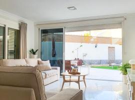 4-bedroom Villa Los Corales with Jacuzzi, Garden, close to everything, hotel v destinaci Los Cristianos
