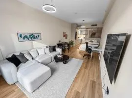 Modern Renovated Spacious Studio Apt with Pool, Gym & Jacuzzi Access in Dubai Marina, Step to Metro