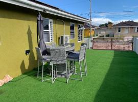 Harbour Oasis Retreat - Charming 2 Bedroom House, hotel v destinaci Old Harbour