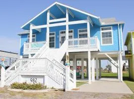 Beach Getaway at 2 Pelicans Walk to the Water