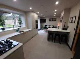 New Stylish 4-Bed-WiFi-Free Parking