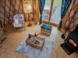 Glamping Niebiańska Osada Jurty Dolnośląskie, khu glamping ở Polanica-Zdr&oacute;j