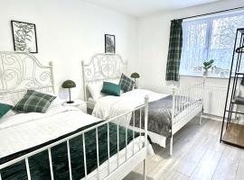 4B4B Entire House Sleeps 11 Driveway Parking near Coventry University and City Centre、コベントリーのホテル