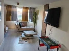 Modern Cozy central beautiful and Stylish 2 bed house with Smart TV Sleeps up to 6