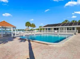 Private Beach Condo Mins To Beach, Pool, Hot Tub