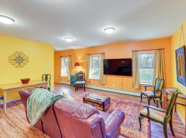 Near Historic Sites Colorful Hyde Park Apartment!, hotel v destinaci Hyde Park