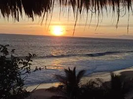 Punta Sur, Frente al mar y el Atardecer