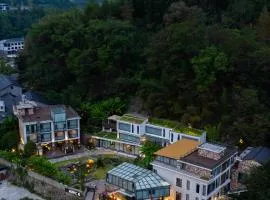 Zhangjiajie Rock language art hotel-Free pick up service