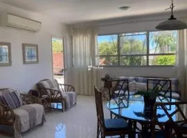 Apartamento com 4 quartos, uma quadra da Praia Enseada, Guarujá