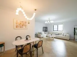 Nanjing West Road elevator two-bedroom, three-bed apartment close to the subway