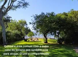 Casinha de praia na Enseada de Brito
