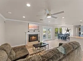 4 Bedroom Family Oasis - 5 Mins to SeaWorld - River Walk - Sleeps 12 - 2 King Suites