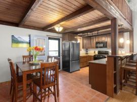 Summit Mountain Lodge and Steakhouse, cabin in East Glacier Park
