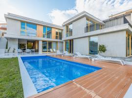 Kotedža Villa Tabori Hill - Modern 7BR Villa near Old Tbilisi Tbilisi