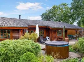 Charming Cabin With Wilderness Hot Tub