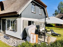 Ferienhaus Küstenkind Feriendorf 08 Klein Stresow Rügen by ruyastay, hotel v destinaci Putbus