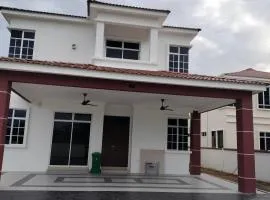IzzaraRaiz HomeStay Taman Teja