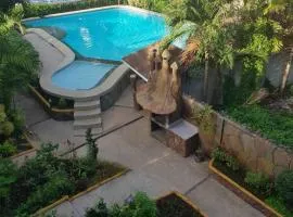 Luxury 4BR Apartment with Pool behind Alona Beach