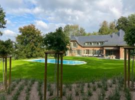 Wood Side Cottage avec piscine, hotel i Dinant