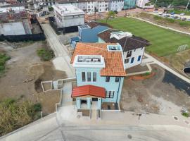 Stunning 3-BD Beachside Home with Small Pool, hotel in Playa Danta