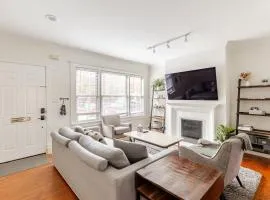 Charming 4br Duplex In Oak Lawn Private Backyard