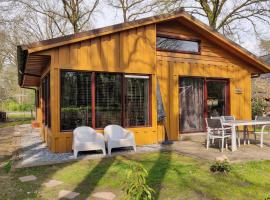 Amazing Home In Dwingeloo With Wifi: Dwingeloo şehrinde bir otel