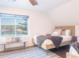 Lakefront Lookout- 14 S, Hotel in Fort Ann