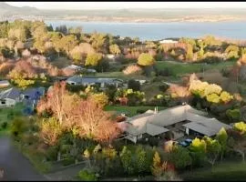 Acacia Bay Lodge- Private Manor with Lake and Garden views