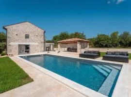 Beeindruckende Steinfinca mit privatem Salzwasserpool, Panoramablick aufs Meer, Grill