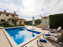 Atemberaubende Villa mit Pool, Jacuzzi, Sauna, Panoramablick, eigener Taverne, Spielplatz, Kamin, ξενοδοχείο σε Kaštelir