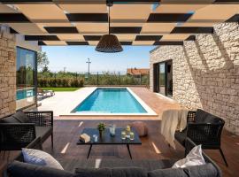 Absolute Traumvilla mit Pool, Sauna, Whirlpool, 6 Bikes, Tischtennis, Outdoor-Kueche, Grillkamin, hotel v destinaci Štuti