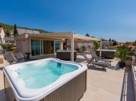 Beeindruckendes Apartment nur 100 Meter zum Strand mit Jacuzzi, Sauna, Meerblick, WiFi, Hotel in Dramalj