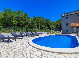 Atemberaubende Villa mit Whirlpool, Privatpool, Aussendusche, Fitnessraum, Waschmaschine, ξενοδοχείο σε Tribalj
