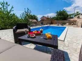 Rustikales Steinhaus mit Privatpool, Grill, Terrasse, Liegen, Aussendusche