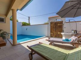 Bezaubernde Villa mit beheizten Privatpool, BBQ, Spielplatz, Waschmaschine，位于崔巴尔的酒店