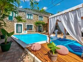 Mediterranes Ferienhaus mit Boulebahn, Spielplatz, Outdoor-Kueche, Tischtennis, Privatpool