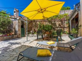 Mediterranes Ferienhaus mit Meerblick, Aussendusche, Liegen, Grill, Waschmaschine - Haustiere erlaubt – hotel w mieście Grižane